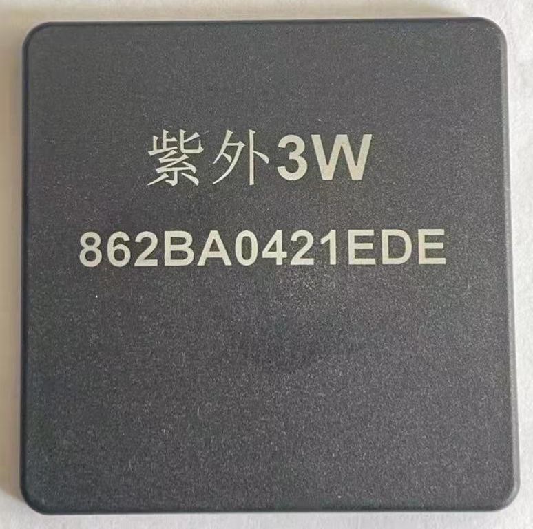 黑色的塑料件上面打出白色